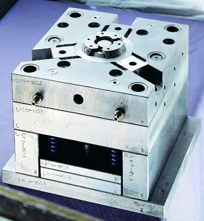 PLASTIC INJECTION MOLDS